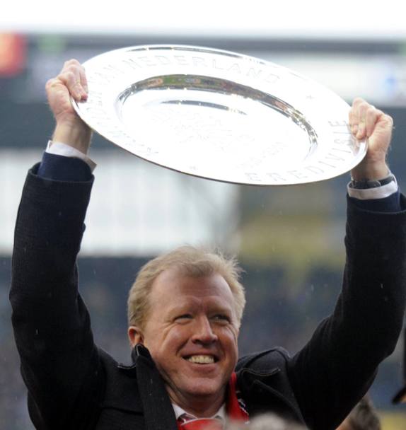Steve McClaren, allenatore scozzese di 55 anni, immortalato mentre festeggia il campionato vinto con il Twente nel 2009/2010. La scorsa stagione ha allenato il Newcastle ed  stato esonerato in favore di Benitez. Reuters